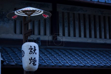 Téléchargez les photos : Parapluie japonais traditionnel et lampe sur fond - en image libre de droit