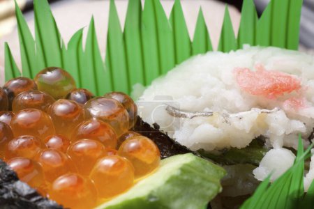 Téléchargez les photos : Gros plan de sushi set, nourriture japonaise - en image libre de droit