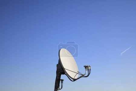 Foto de Antena parabólica en el cielo azul sobre fondo - Imagen libre de derechos