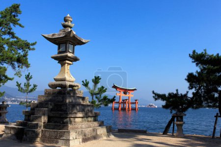 Foto de El Santuario Itsukushima es un santuario ubicado en la isla de Itsukushima en la ciudad de Hatsukaichi, Prefectura de Hiroshima.. - Imagen libre de derechos