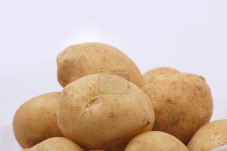 Foto de Tazón de patatas crudas sobre fondo blanco - Imagen libre de derechos