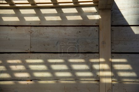 Foto de Pared de madera con luz solar en casa - Imagen libre de derechos
