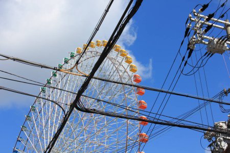 Téléchargez les photos : Ferris roue avec ciel bleu au Japon - en image libre de droit