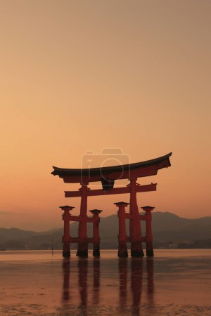 Foto de Una vista del Gran Torii en la isla de Miyajima - Imagen libre de derechos