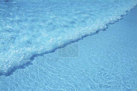 Téléchargez les photos : Surface d'eau bleue avec de belles vagues - en image libre de droit