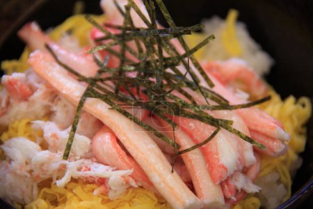Téléchargez les photos : Un bol de nourriture avec des nouilles et des crevettes - en image libre de droit