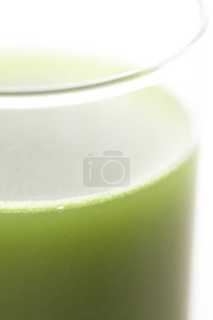 Foto de Vista de cerca del vaso de bebida orgánica fresca verde y saludable sobre un fondo claro - Imagen libre de derechos