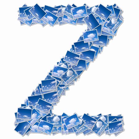 Téléchargez les photos : Symbole Z fait de cartes à jouer avec ciel nuageux bleu - en image libre de droit
