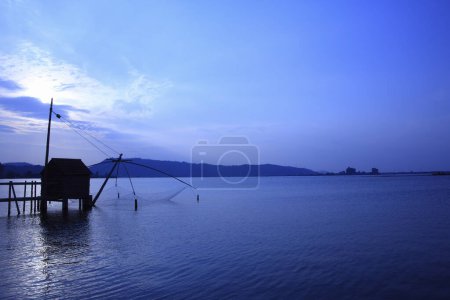 Téléchargez les photos : Maison sur l'eau au crépuscule - en image libre de droit