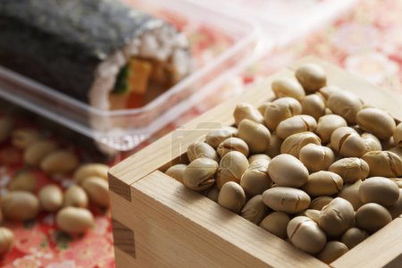 Téléchargez les photos : Rouleau Eho-maki, haricots pour mame-maki (lancer de haricots) sur la table. Image de Setsubun - en image libre de droit