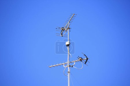 Foto de Antenna tower on a background of blue sky - Imagen libre de derechos
