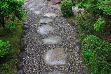 Téléchargez les photos : Jardin zen avec pierres dans le jardin à kyoto - en image libre de droit