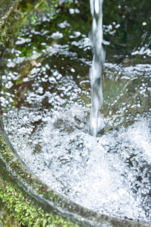 Foto de Agua que fluye por la fuente - Imagen libre de derechos
