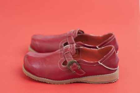 Téléchargez les photos : Chaussures en cuir rouge sur fond rouge - en image libre de droit