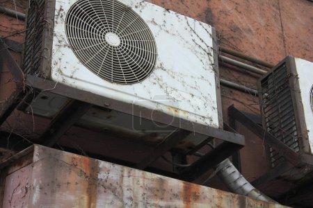 Foto de Viejo acondicionador de aire sucio en la pared de ladrillo - Imagen libre de derechos