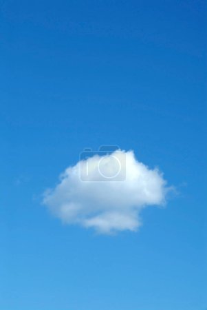 Téléchargez les photos : Nuages blancs dans un beau ciel bleu - en image libre de droit