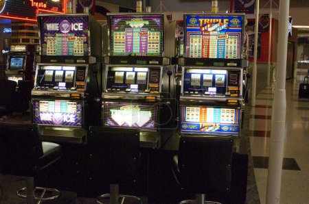 Foto de Casino interior con máquinas tragamonedas ver - Imagen libre de derechos
