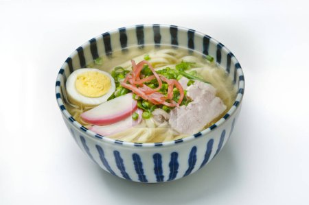 Foto de Fideos japoneses con carne, verduras y huevo en un tazón - Imagen libre de derechos