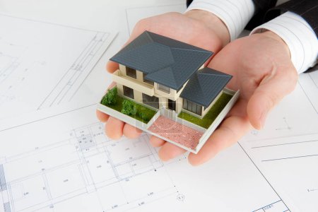 Foto de Primer plano vista de arquitecto presentando modelo de casa - Imagen libre de derechos