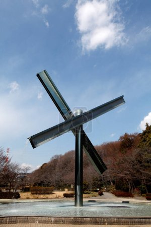 Téléchargez les photos : Fontaine créative dans le parc au Japon - en image libre de droit