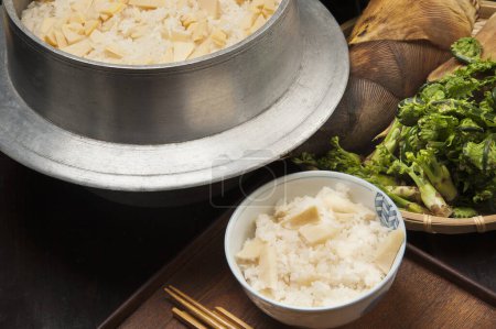 Téléchargez les photos : Cuisine japonaise, Riz cuit aux pousses de bambou - en image libre de droit