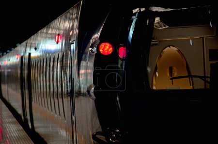 Téléchargez les photos : Train de vitesse japonais moderne sur la gare, Tokyo - en image libre de droit