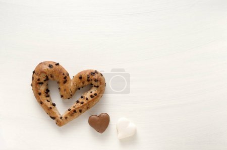Téléchargez les photos : Biscuit en forme de coeur et pépites de chocolat sur fond blanc - en image libre de droit