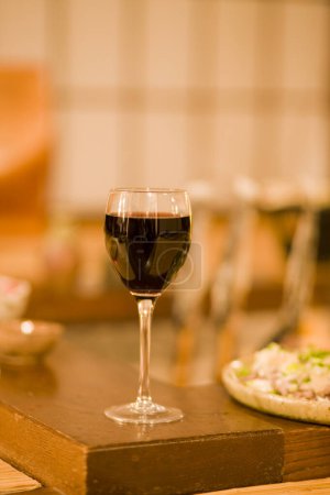 Téléchargez les photos : Verre de vin sur une table en bois avec une bouteille de vin - en image libre de droit
