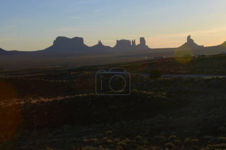 Foto de Monument Valley en la frontera entre Arizona y Utah en Estados Unidos. - Imagen libre de derechos