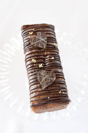 Foto de Pastel de chocolate con esmalte sobre fondo blanco - Imagen libre de derechos