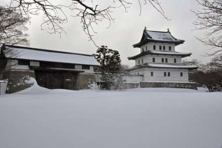 Téléchargez les photos : Plan panoramique de l'ancien temple japonais recouvert de neige Hokkaido, Japon - en image libre de droit
