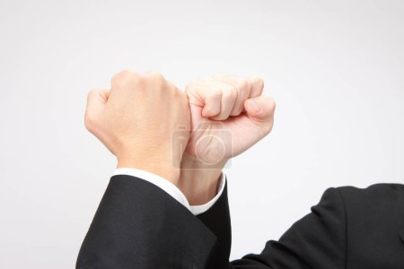 Téléchargez les photos : Deux mains masculines montrent la pose de victoire - en image libre de droit