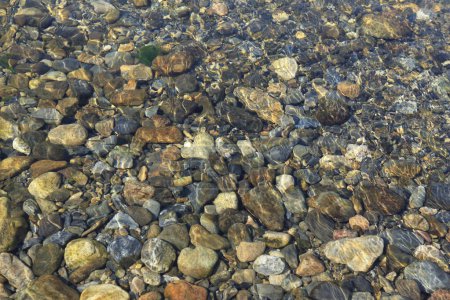 Téléchargez les photos : Surface de l'eau de rivière avec des pierres. fond abstrait, texture - en image libre de droit