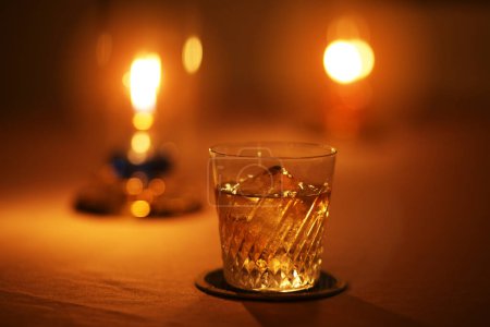 Foto de Vaso de whisky con hielo en el fondo de la noche. - Imagen libre de derechos