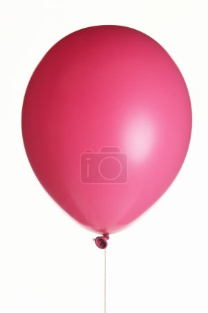 Téléchargez les photos : Ballon rose pour fête d'anniversaire isolé sur fond blanc - en image libre de droit