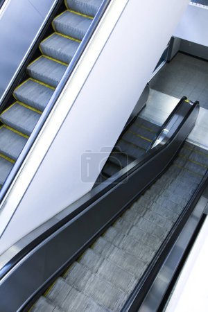 Foto de Escaleras mecánicas en el edificio moderno en el fondo, de cerca - Imagen libre de derechos