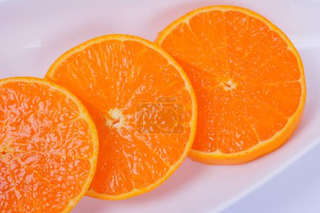 Foto de Placa de naranjas en rodajas aisladas sobre fondo blanco - Imagen libre de derechos