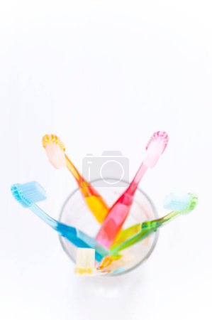 Téléchargez les photos : Pinceaux dentaires colorés sur fond blanc. - en image libre de droit