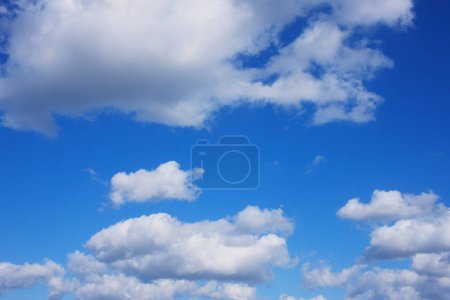 Téléchargez les photos : Nuages blancs et ciel bleu - en image libre de droit