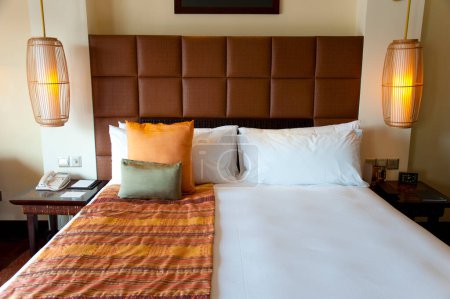 Téléchargez les photos : Intérieur d'une chambre d'hôtel avec des oreillers confortables sur le lit - en image libre de droit