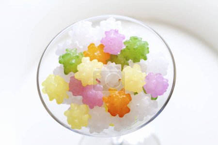 Téléchargez les photos : Vue rapprochée de délicieux bonbons colorés sucrés en verre sur fond blanc - en image libre de droit