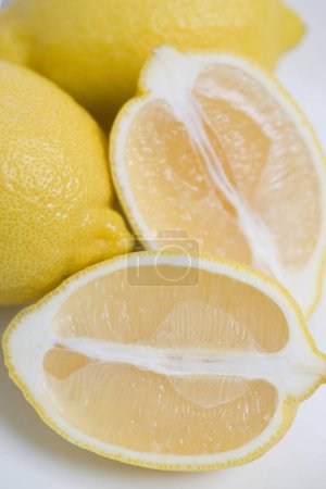 Téléchargez les photos : Citrons jaunes frais sur le fond, gros plan - en image libre de droit
