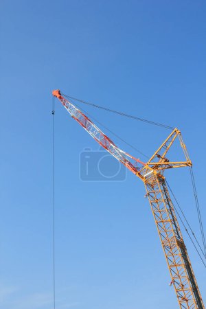 Téléchargez les photos : Low angle view of construction crane on blue sky background - en image libre de droit