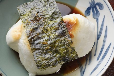 Téléchargez les photos : Bonbons japonais Mitarashi Dango et algues - en image libre de droit
