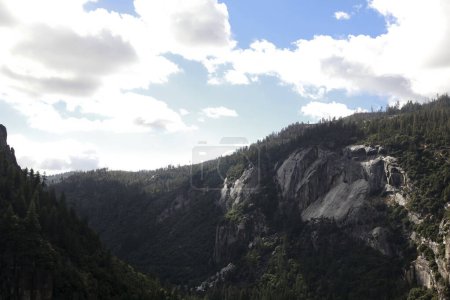 Téléchargez les photos : Beau paysage de montagnes, de forêts et de vallée dans le parc national de Yosemite, Californie, États-Unis - en image libre de droit