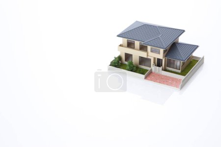 Foto de Modelo pequeño de casa sobre fondo blanco, concepto de hipoteca - Imagen libre de derechos