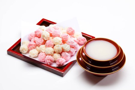 Japanische Kultur. Hina-arare und hishimochi und konpeito.Hishimochi ist ein dreifarbiges, diamantförmiges Reiskuchen.Am 3. März feiert Japan Hina-matsuri, ein Fest zu Ehren der Mädchen.