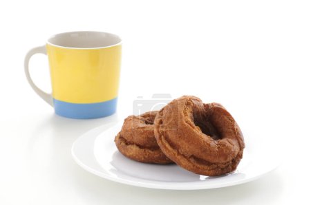 Téléchargez les photos : Tasse de café avec des gâteaux isolés sur blanc - en image libre de droit