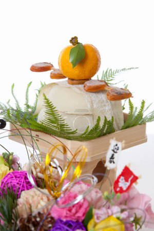 Téléchargez les photos : Décoration traditionnelle japonaise du Nouvel An Kagamimochi, signification japonaise - célébration ou félicitations - en image libre de droit