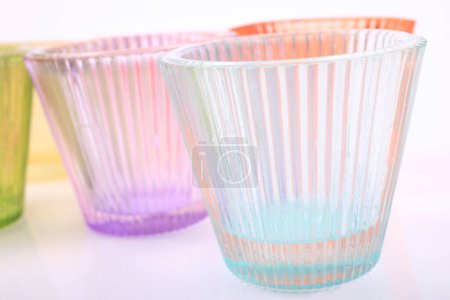 Téléchargez les photos : Tasse en verre vide isolé sur fond blanc - en image libre de droit